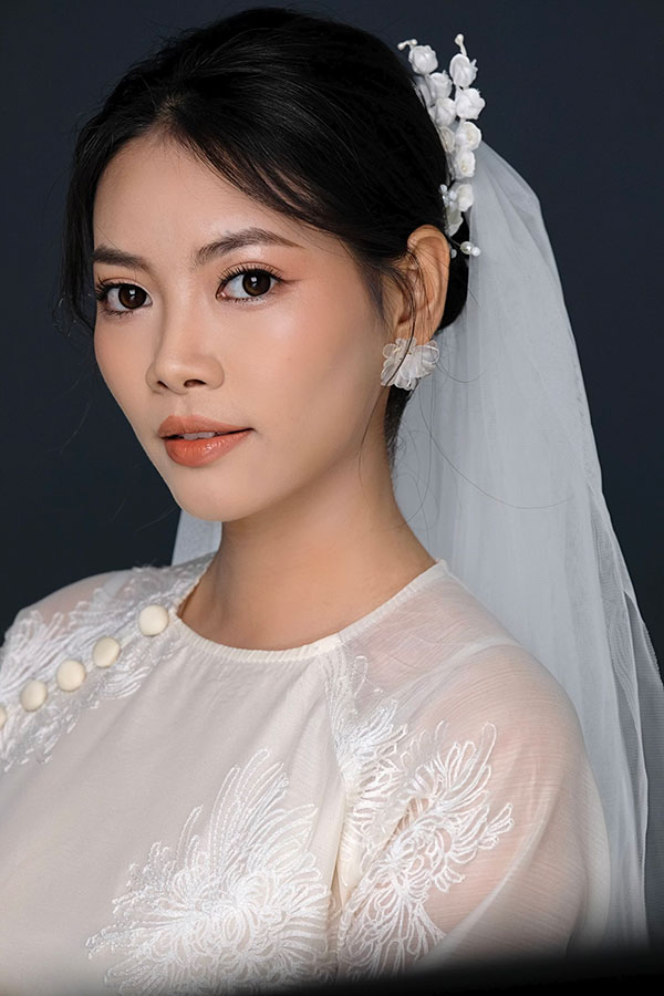 Cô Dâu Việt Nam (Áo dài Trắng Cách Tân)